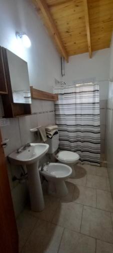 łazienka z 2 umywalkami i toaletą w obiekcie Departamentos x dia Viedma 2 CON COCHERA w mieście Viedma
