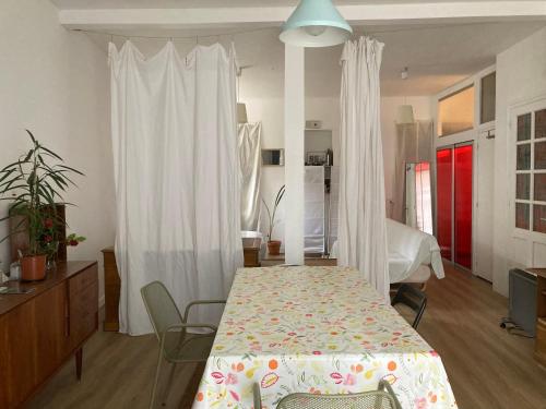 ドゥアルヌネにあるGrand Studio Type Loftのテーブルとベッド1台付きの部屋、ベッドルーム1室が備わるアパートメントです。