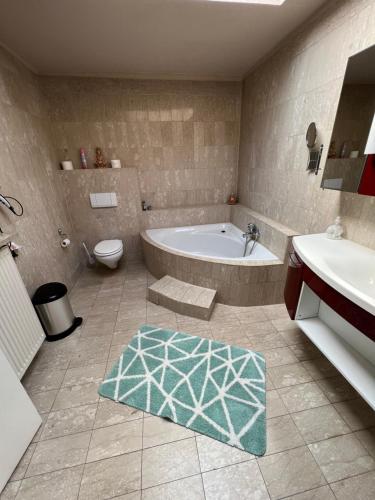 海德的住宿－Gästehaus Geli，带浴缸、卫生间和盥洗盆的浴室