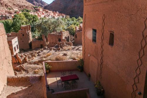 a view of a village with a mountain in the background at Kasbah Maison D’hôte Lalla Zahra in Aït Baha