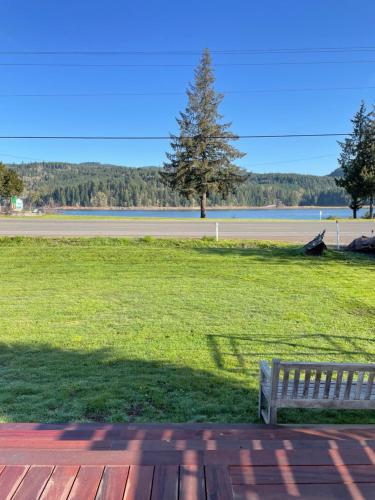 a park bench sitting on top of a grass field at Foster Lake Inn in Sweet Home