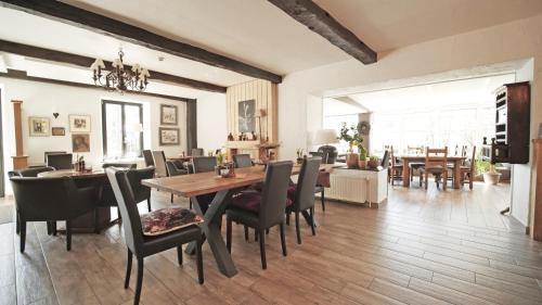 a dining room with a table and chairs at Auberge la Hutte Lurette in Paliseul