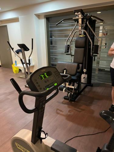 a gym with a treadmill and some exercise bikes at Bis Hotel Varese in Varese