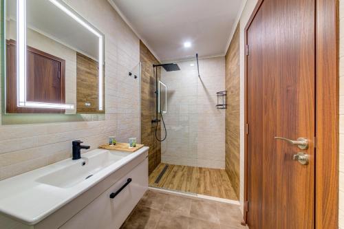 Bilik mandi di Skyday Penthouse Deluxe at Oak Residence