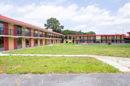 an exterior view of a school building at OYO Hotel Doswell Kings Dominion in Doswell