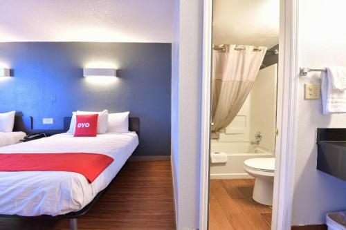 Katil atau katil-katil dalam bilik di OYO Hotel Valdosta GA I-75