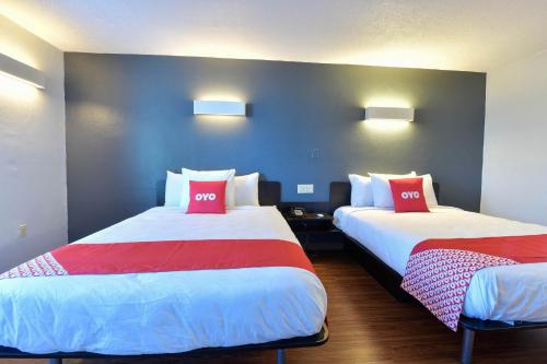 Katil atau katil-katil dalam bilik di OYO Hotel Valdosta GA I-75