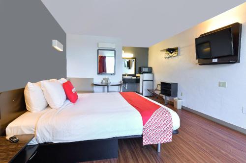 Televisyen dan/atau pusat hiburan di OYO Hotel Valdosta GA I-75
