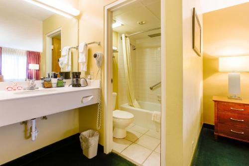 Ванная комната в OYO Hotel Lebanon MO I-44