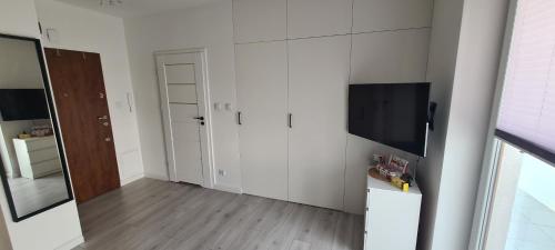 Televisyen dan/atau pusat hiburan di 61 - Apartamenty Siedlce - Nowy apartament w centrum przy ul 3 Maja 51a