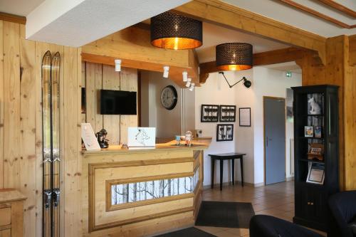TV a/nebo společenská místnost v ubytování Hôtel Restaurant La Buffe