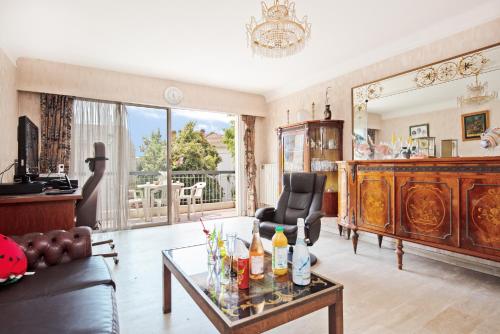 un salon avec un canapé et une table dans l'établissement BEST Choice Dispo Cannes Centre 2 terrasses 2 chbres 6P Parking Privé, à Cannes