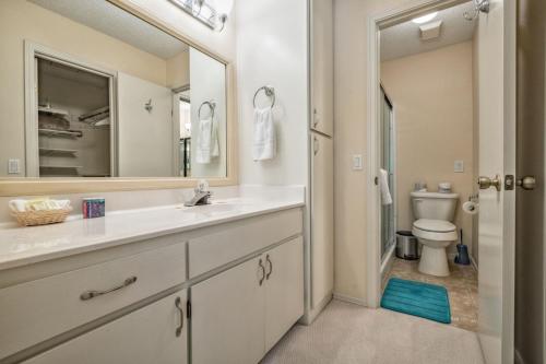 ein Badezimmer mit einem Waschbecken, einem Spiegel und einem WC in der Unterkunft 14624 - 24 Lindsay Lane in Hot Springs Village