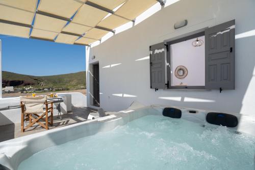 Gambar di galeri bagi Red Beach Harmony suites Modestos di Akrotiri