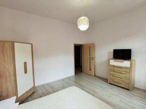 um quarto vazio com uma televisão e um espelho em Apartament Seven em Legnica