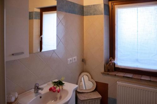 a bathroom with a sink and a toilet and a window at Casa Al Molino in Brischis