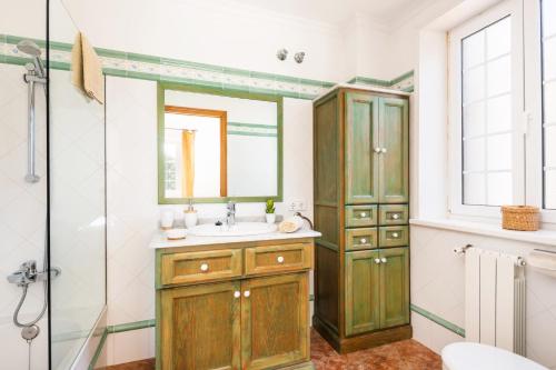 Ванная комната в Villa Biniparrell by Villa Plus