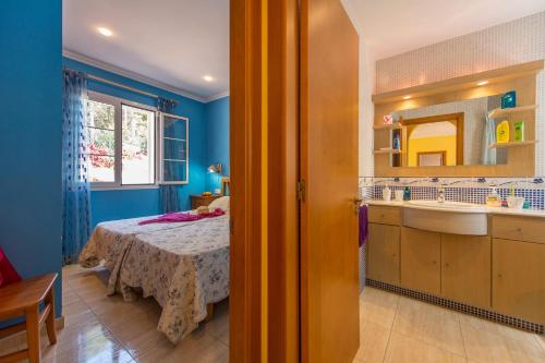 une chambre avec un lit, un lavabo et un miroir dans l'établissement Villa Carmen Galdana by Villa Plus, à Cala Galdana