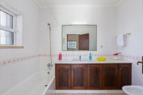 Vonios kambarys apgyvendinimo įstaigoje Villa Colina do Sol by Villa Plus