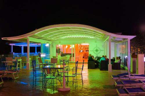 eine Party mit einem Pavillon mit Stühlen, Tischen und Personen in der Unterkunft Hotel Terme Providence in Ischia