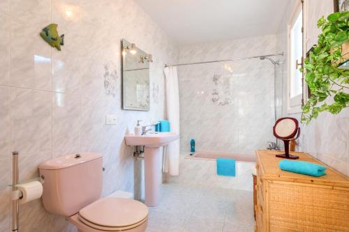 Ένα μπάνιο στο Villa Pearla by Villa Plus