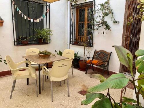 una mesa y sillas en un patio con mesa y sillas en La casa del Sur, en Granada