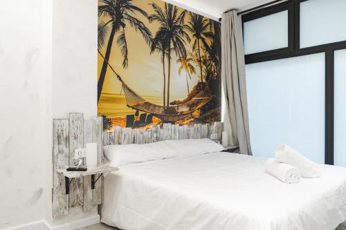 1 dormitorio con 2 camas y un mural con hamaca en 3Kabi, en Zarautz