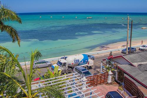een strand met auto's geparkeerd naast de oceaan bij The Buccaneer in Montego Bay