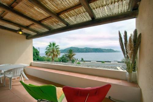 a room with a large window with a view of the ocean at Le case sul lido di Lingua - Isola Salina in Lingua