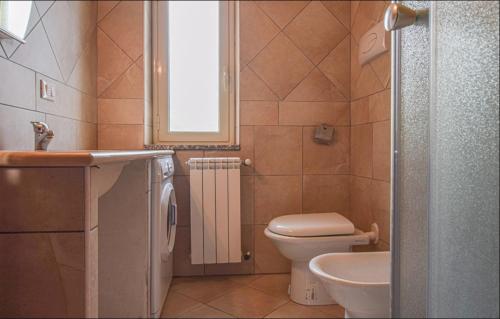 Baño pequeño con aseo y lavamanos en Confortevole e Spazioso Appartamento 100mq a Falerna con Vista Panoramica sul Golfo con Free WiFi e Smart Tv, en Falerna