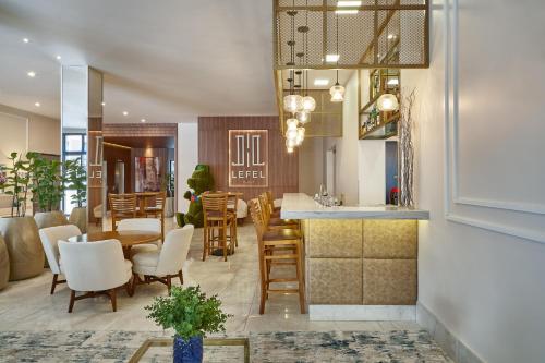 cocina y comedor con mesa y sillas en Lefel Hotel, en São Bento do Sul