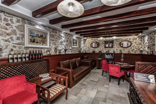 A restaurant or other place to eat at Heritage Hotel & Estate Raznjevica Dvori AD 1307