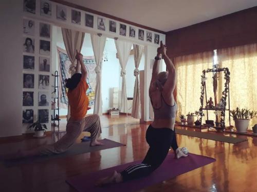 een groep mensen die yoga doen in een kamer bij Urban Yoga House Hostel & Retreat in Ioannina
