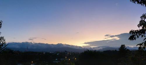 una vista de una puesta de sol con montañas en el fondo en Lucky`s Hotel & Casino, en San Isidro