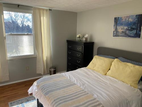 Postel nebo postele na pokoji v ubytování Upgraded, beautiful 4 BD Colonial in Silver Spring
