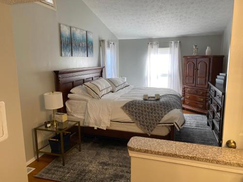 een slaapkamer met een groot bed en een raam bij Upgraded, beautiful 4 BD Colonial in Silver Spring in Silver Spring
