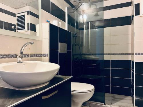 łazienka z umywalką i toaletą w obiekcie Pusula Apart Otel w mieście Antalya