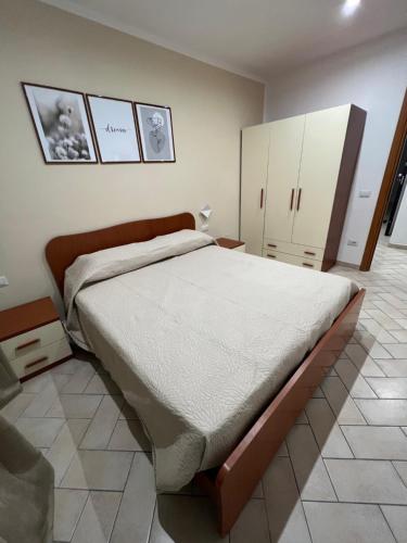sypialnia z dużym łóżkiem w pokoju w obiekcie Deus Accomodation w Tropei