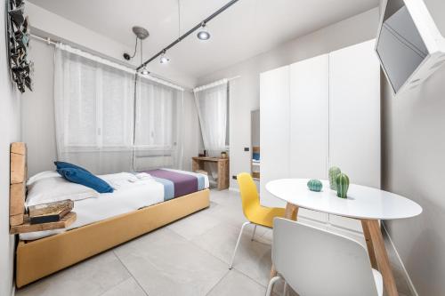 een slaapkamer met een bed en een tafel bij Casa da Suite Splendida in Milaan