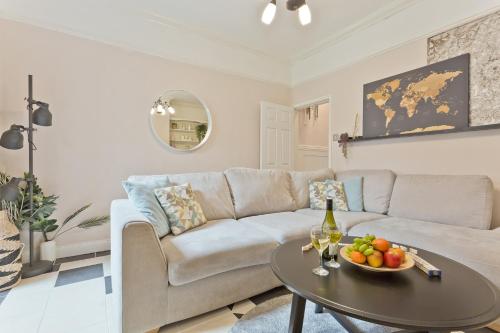 un soggiorno con divano e tavolo con cesto di frutta di Malleus House a Barrow in Furness