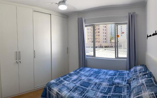 101- Lindo Apartamento Amplo e decorado, 2 quartos, sala, cozinha completa, mobiliario moderno, lavanderia , Excelente localização no bairro Bigorrilho tesisinde bir odada yatak veya yataklar