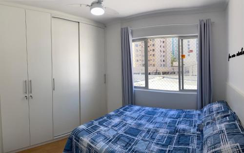 Postel nebo postele na pokoji v ubytování 101- Lindo Apartamento Amplo e decorado, 2 quartos, sala, cozinha completa, mobiliario moderno, lavanderia , Excelente localização no bairro Bigorrilho