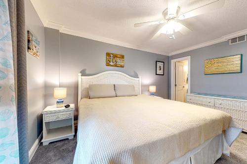 - une chambre avec un lit blanc et 2 tables de chevet dans l'établissement Sea Colony --- 909 Annapolis House, à Bethany Beach