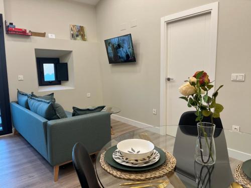 Televisyen dan/atau pusat hiburan di Apartments BICO DE RODAS a Rural Luxury