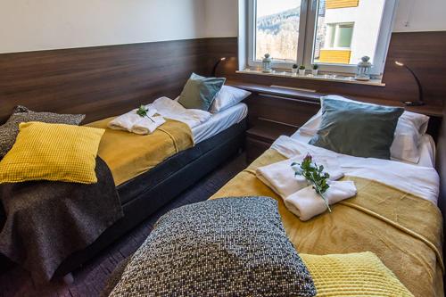 Rúm í herbergi á Apartament Deluxe z SAUNĄ - 5D Apartamenty