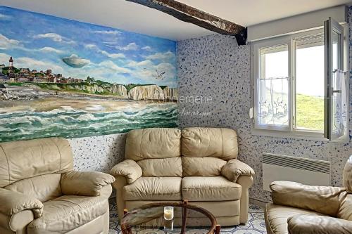 - un salon avec deux chaises et un tableau mural dans l'établissement AM 57 - The Blue House, à Ault
