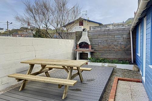 - une table de pique-nique en bois sur une terrasse avec un grill dans l'établissement AM 57 - The Blue House, à Ault