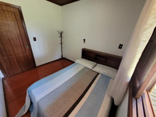 a bedroom with a bed in a room at Espaço Doméstico in Caxias do Sul