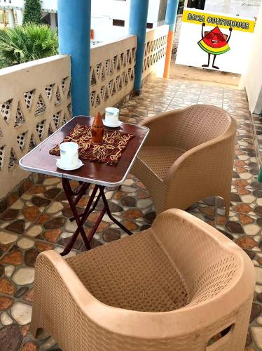 アスワンにあるNiLe ViEW RANA NUbian Guest HOUESの椅子2脚とテーブル