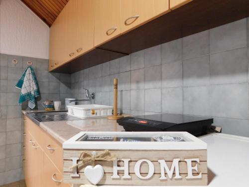 una cocina con un letrero en la encimera en Apartman Gavro, en Bajina Bašta